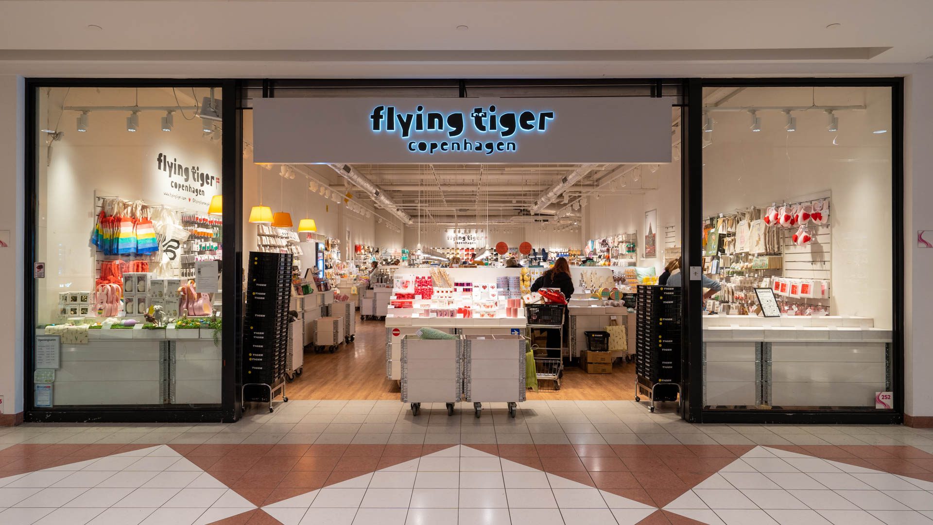 Flying Tiger – 2 winkelmedewerkers m/v/x